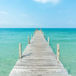 Wooden bridge to the ocean Commander Vite